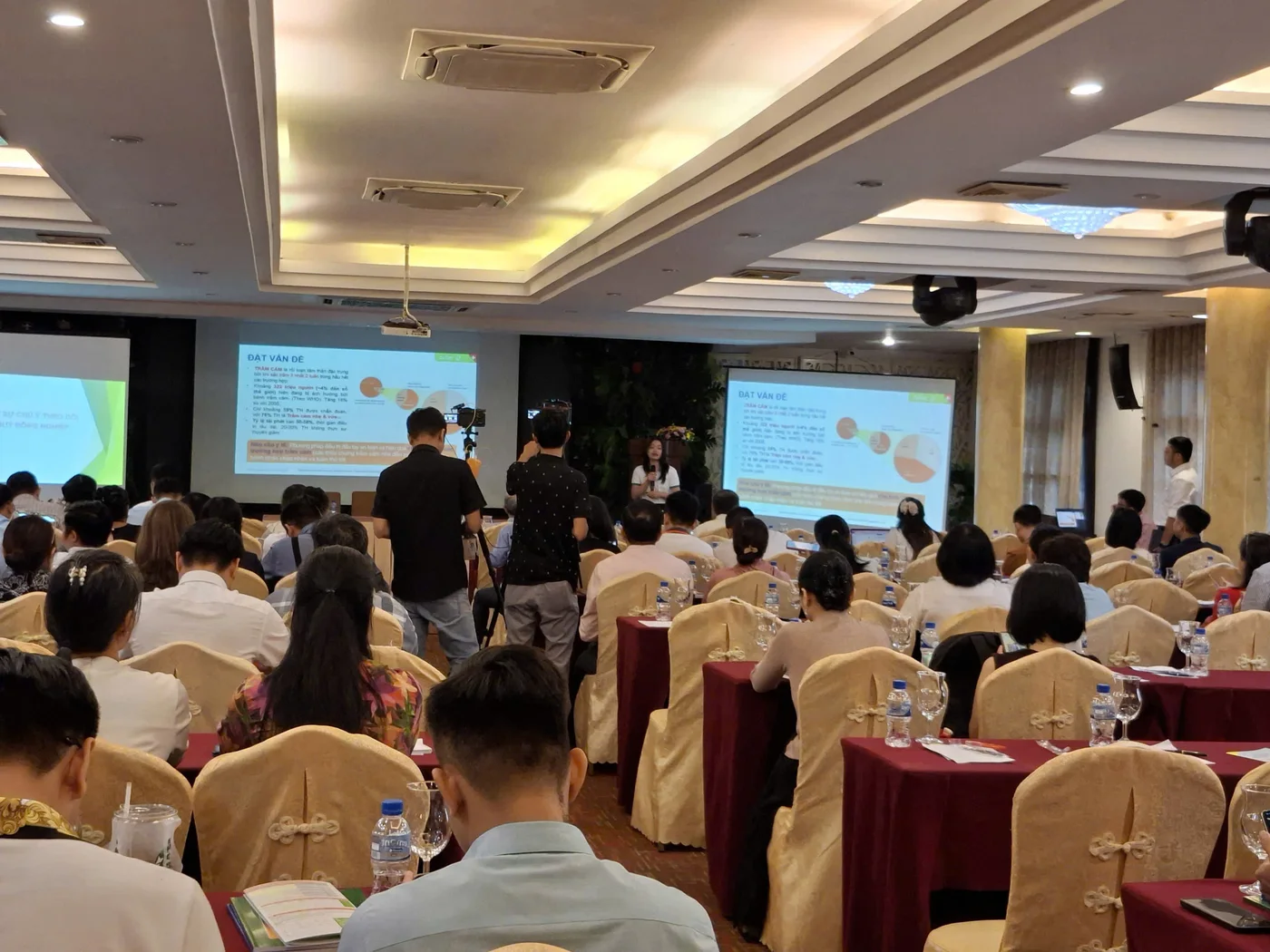 Phiên báo cáo khoa học tại hội nghị chuyên ngành